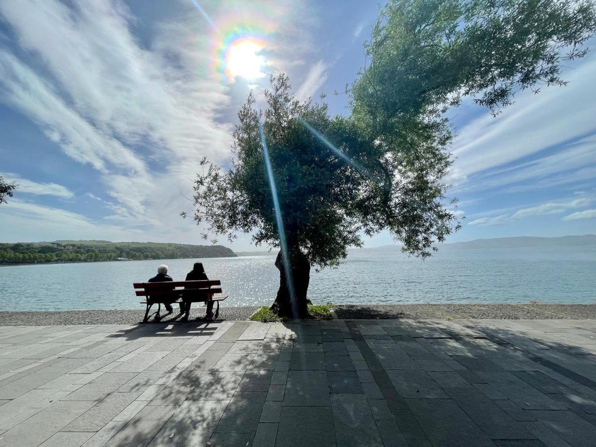 Luminoso Appartamento Sul Lago - Lake Court อันกุยลารา ซาบาเซีย ภายนอก รูปภาพ